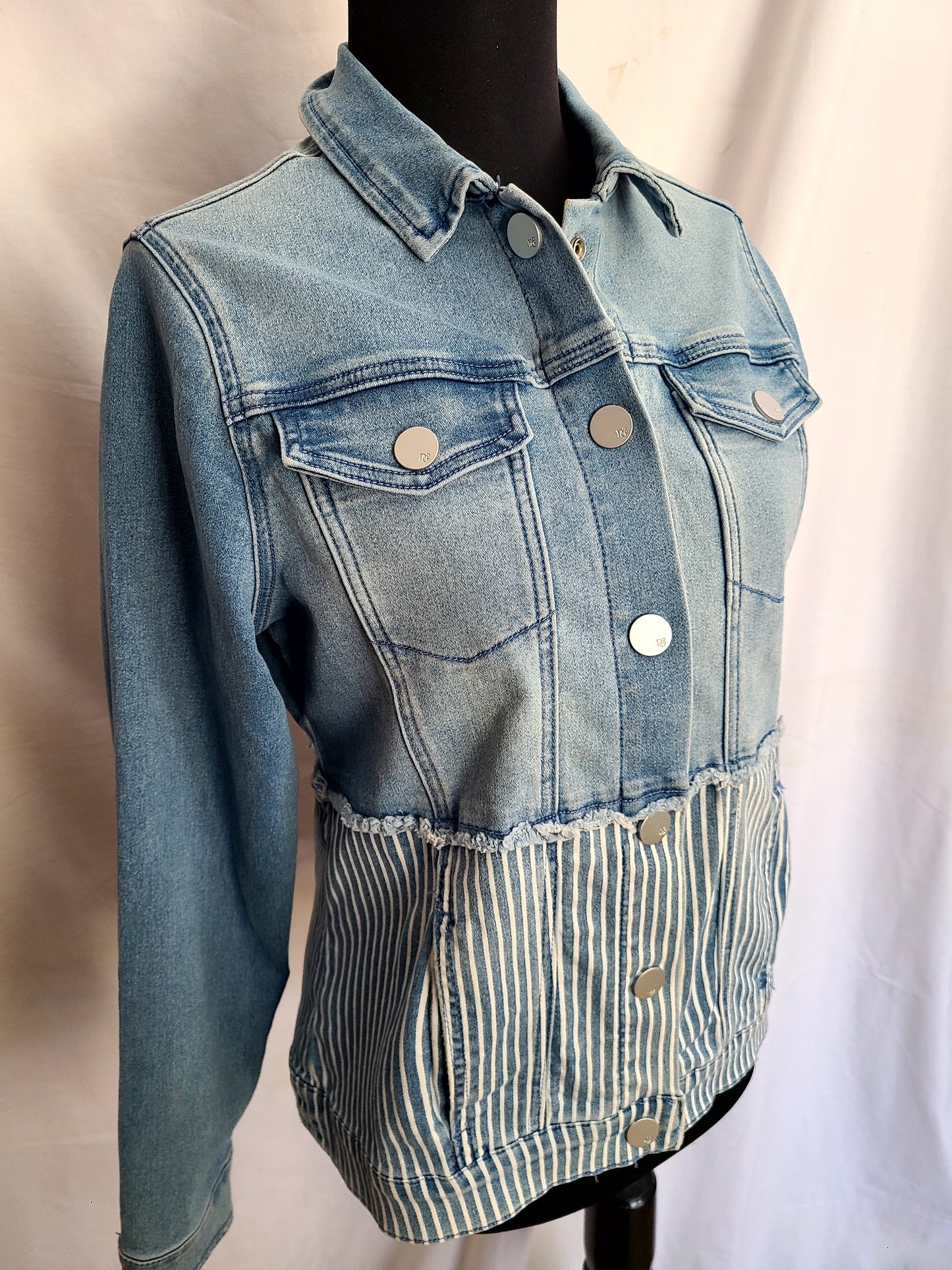 DG2 Brand Light Wash Mixed Print Stretch Denim Jacket Size Medium