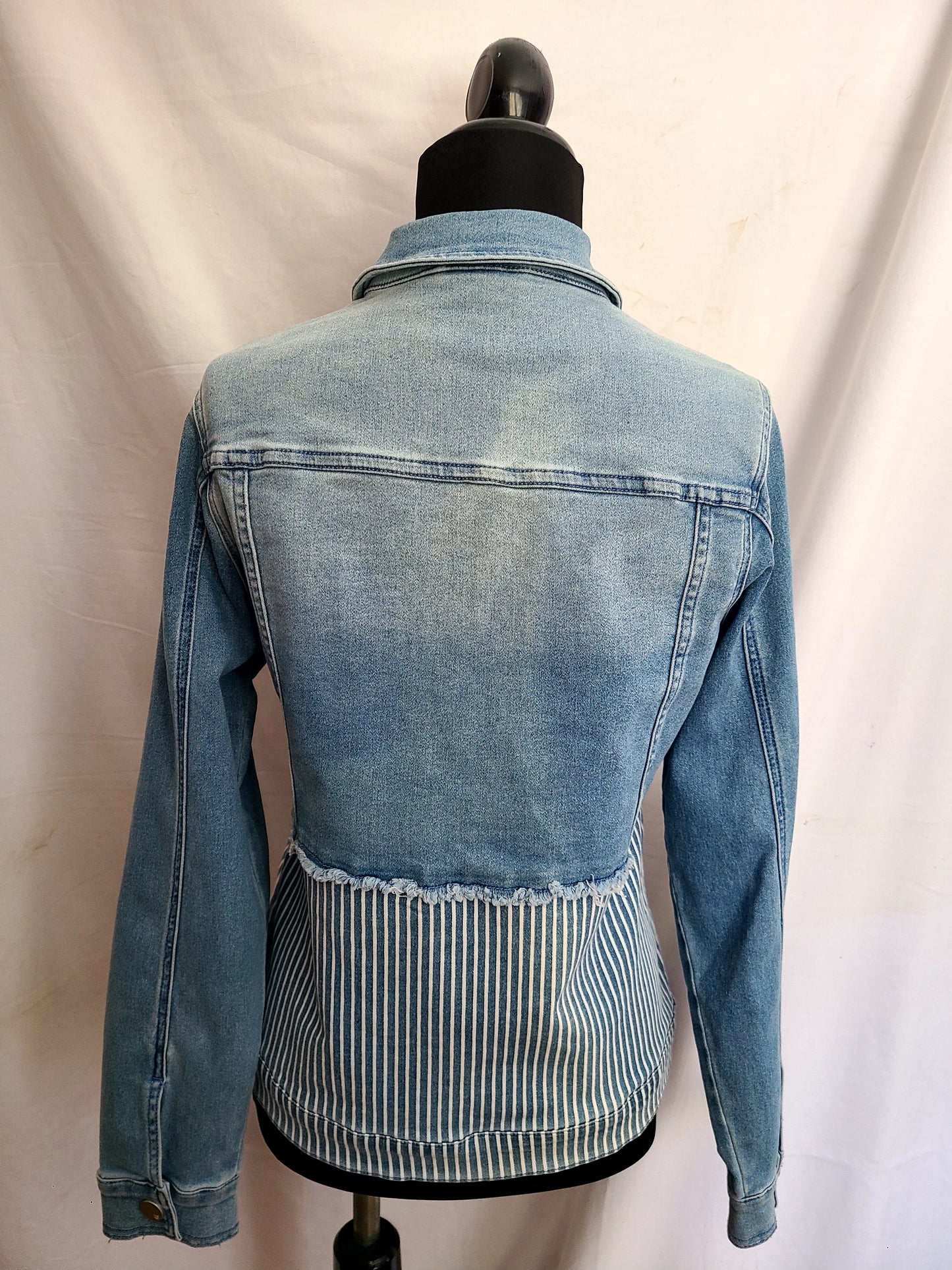 DG2 Brand Light Wash Mixed Print Stretch Denim Jacket Size Medium
