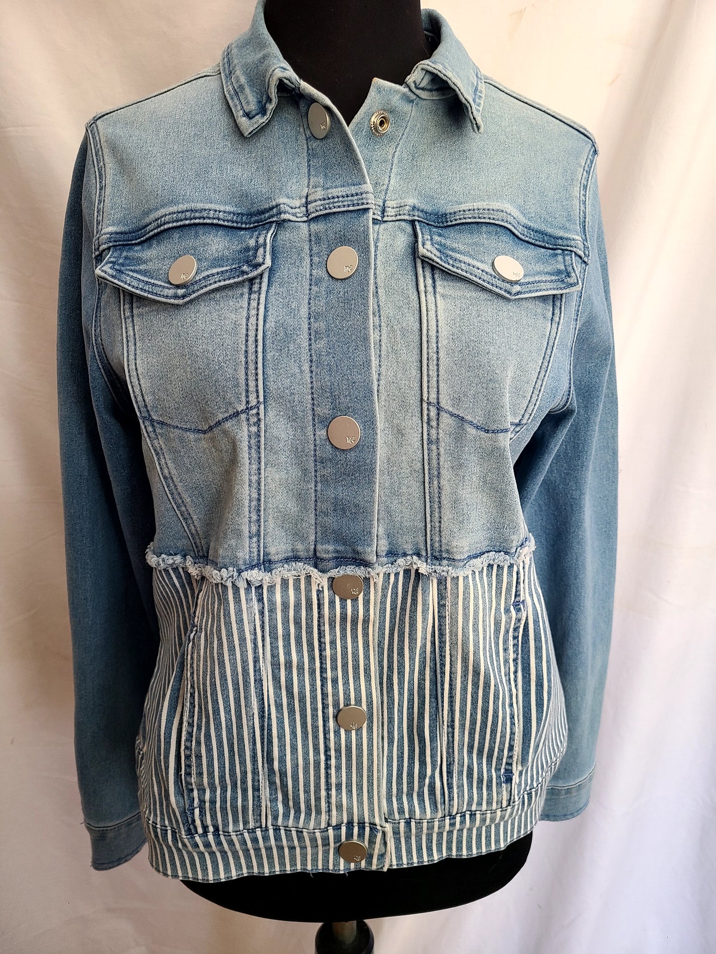 DG2 Brand Light Wash Mixed Print Stretch Denim Jacket Size Medium