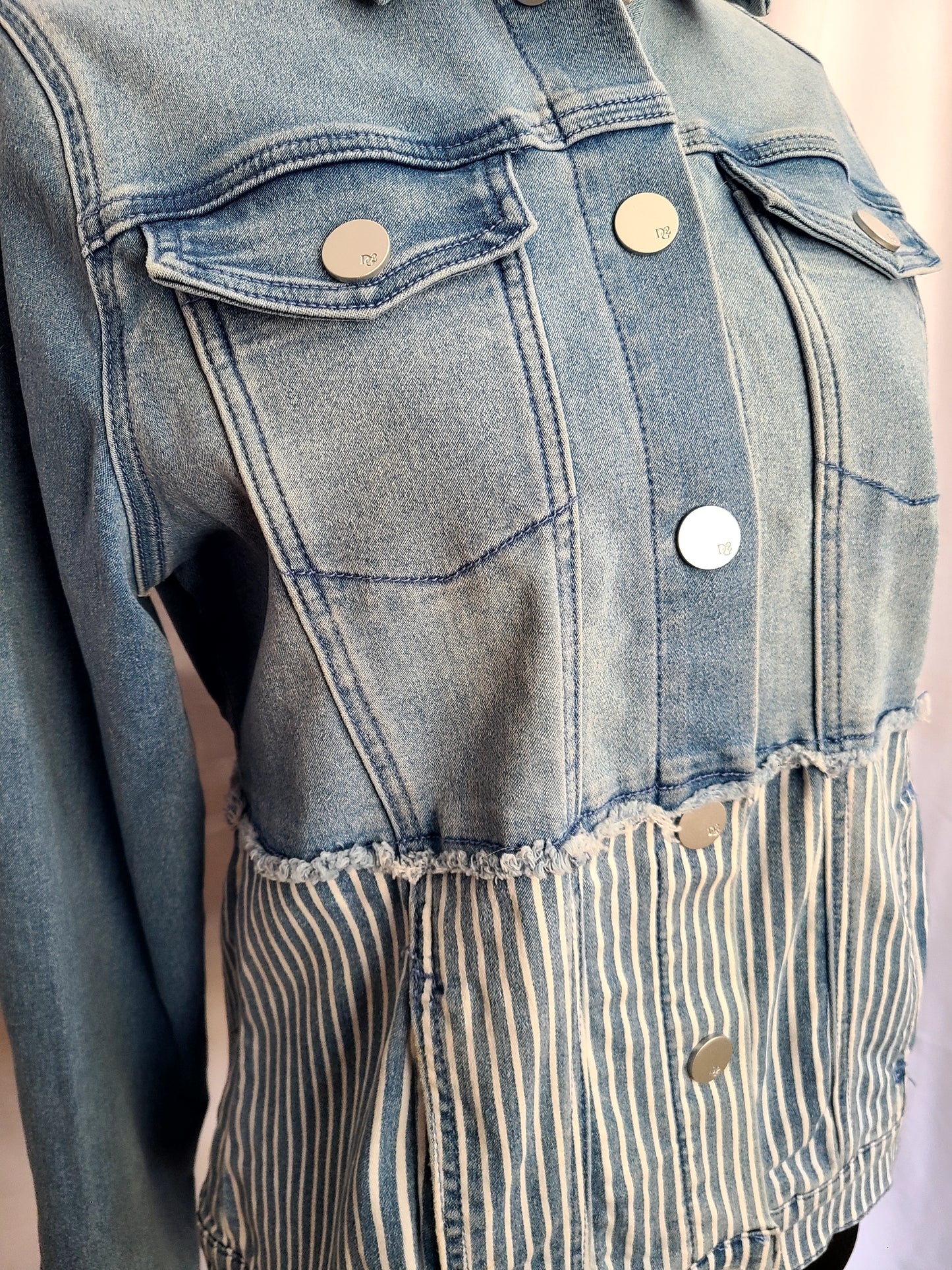 DG2 Brand Light Wash Mixed Print Stretch Denim Jacket Size Medium