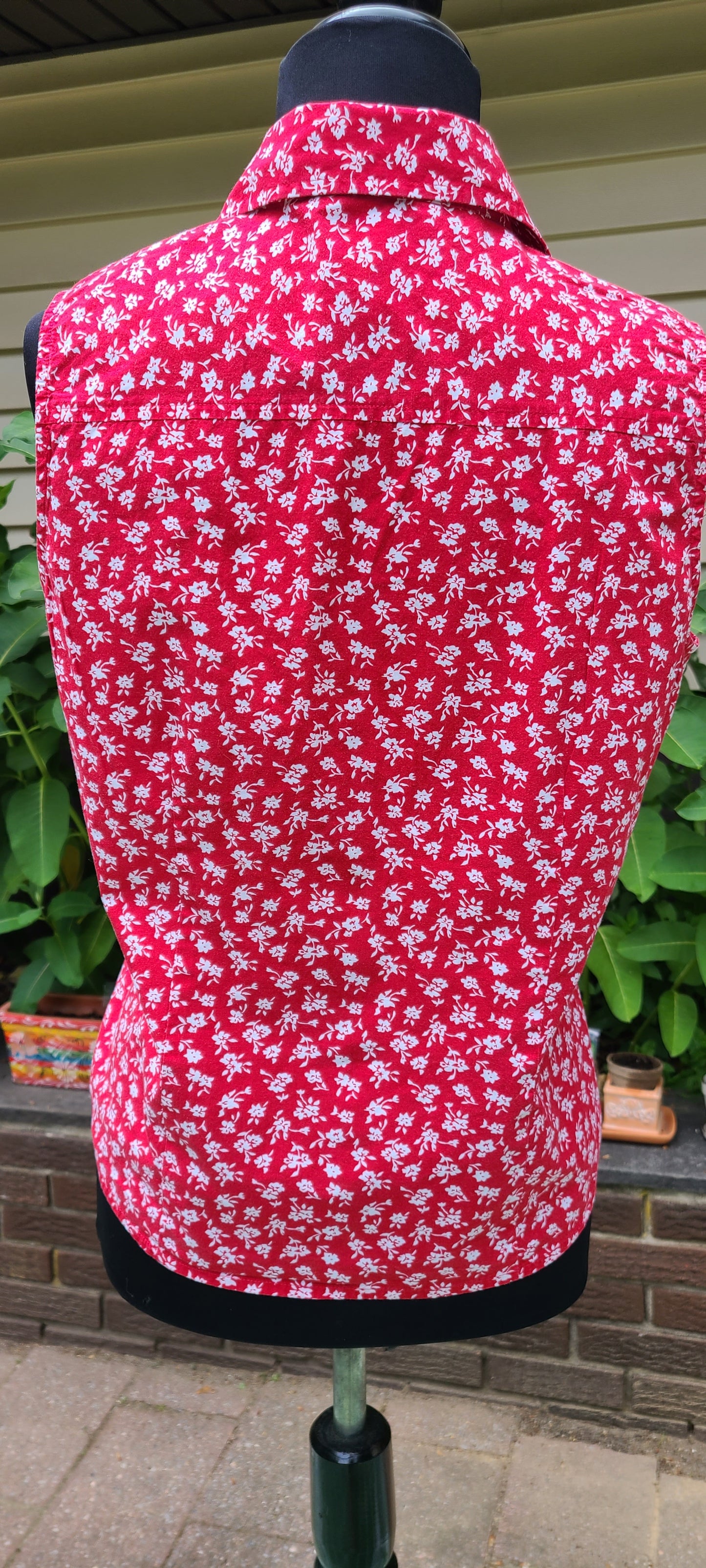 VINTAGE Sleeveless Print Button Down Shirt | Size M