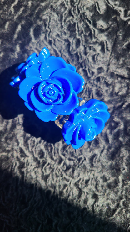 Acrylic Blue Flower Stretch Bracelet - New Without Tags