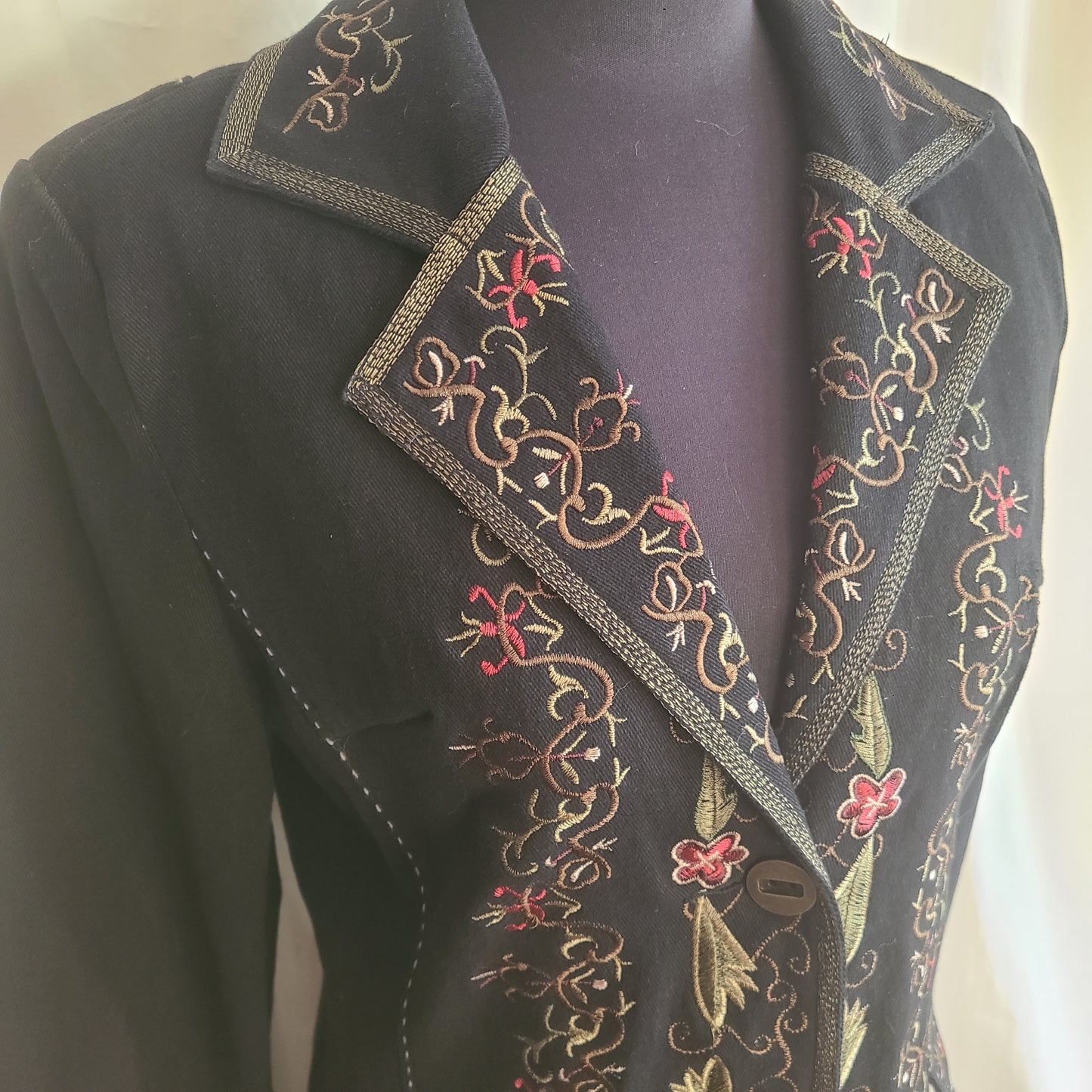 NWT Pyramid Collection Brand Black Coat Floral Embroidery Size Medium